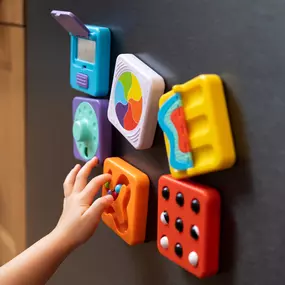 Mix and match your discovery!
Endless fun with the tablet or on the go. You can just throw a few in the diaper bag, or even stick them to the fridge!