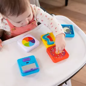 Mix and match your discovery!
Endless fun with the tablet or on the go. You can just throw a few in the diaper bag, or even stick them to the fridge!