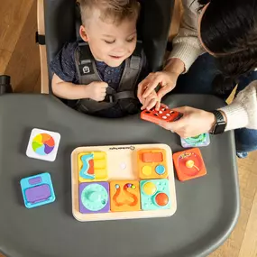 Mix and match your discovery!
Endless fun with the tablet or on the go. You can just throw a few in the diaper bag, or even stick them to the fridge!