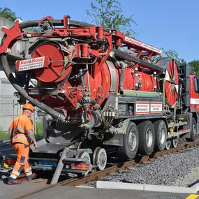 Zweiwegefahrzeug Recycling Saug-Spülkombi