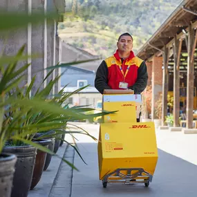 Bild von DHL Express Service Point (TGJones Wimbledon (formerly WHSmith)
