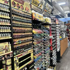 ???? Bring your miniatures to life with our wide selection of paints! Whether you're working on fantasy armies, sci-fi models, or anything in between, we have the perfect color for every project. From vibrant hues to detailed shades, our range is designed to help you achieve every level of detail and finish you desire. Ready to take your painting to the next level? Come explore and find the perfect palette to bring your miniatures to life! ????✨
