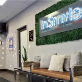 In Smyle Dental - Lakeview Roscoe Village - Dentist Chicago Logo Office Front