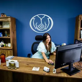 Agent Mariana Fernández