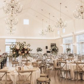 Tall ceilings at @willowbrookeweddings call for lush tall arrangements.