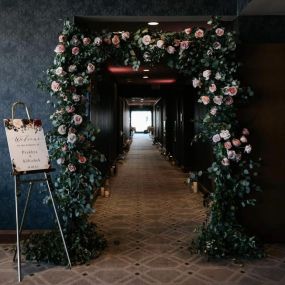 Love this moody floral arch against the dark wallpaper. The perfect welcoming to @windowsonminnesota! Click below to view more of our photos on our Instagram.