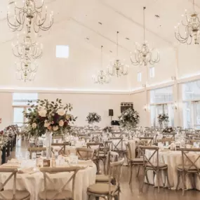 Tall ceilings at @willowbrookeweddings call for lush tall arrangements.