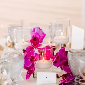 Sometimes you just need fuchsia phalaenopsis to complete the tablescape. ????: @hayleyhuotari