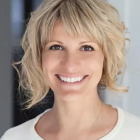 A Complete Smile Makeover uses top-of-the-line techniques and technology to bring out your best smile. After a personalized consultation to find out your esthetic concerns and goals, you'll be presented with a custom preview and treatment plan of how Dr. Maniscalco can improve your smile.