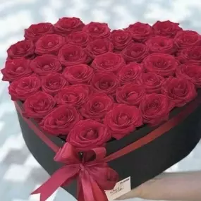 Ashley's Monserrat Party Supply - Bouquet de rosas rojas en forma de corazon