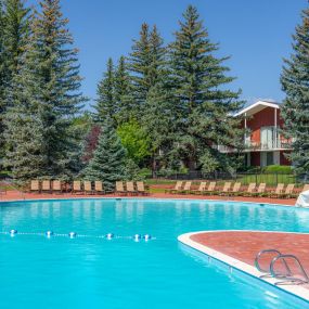 The outdoor seasonal pool at Little America Cheyenne.