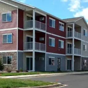 Apartment Exterior at Paraiso Estates, Sauk Rapids