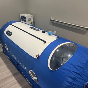 Our mild hyperbaric oxygen therapy chamber boosts energy and helps regain your cognitive edge while optimizing your sleep.