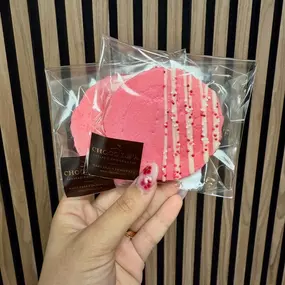 Happy Girls’ Day, Hawaii! Today, we’re celebrating the strong, beautiful women in our lives with sweet treats from our local favorites, @fujiyahawaii and @chocoleahawaii! From handmade chocolates to traditional Japanese snacks, it’s the perfect way to share love and appreciation.