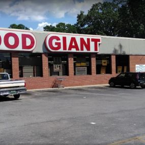 The storefront of the Hueytown Food Giant on a sunny day.