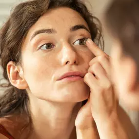 woman putting contacts in