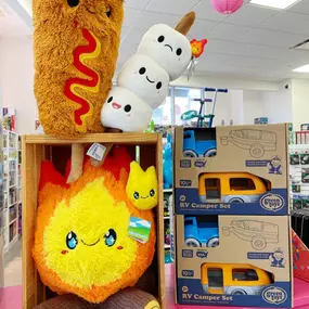 Who says you have to wait until dark to party around the campfire? We're obsessed with this squishy trio of removable toasty marshmallows + adorable fluffy fire ❤️‍???? from Squishables.