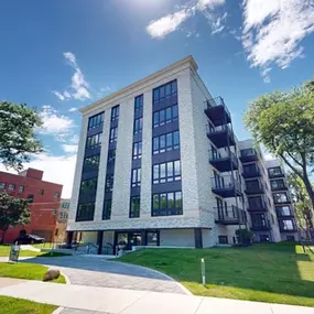 Exterior Photo of 550 Sheridan Square Apartments in Evanston Il