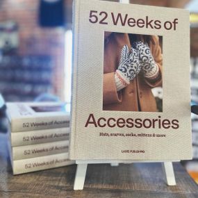 ???? 52 weeks of accessories book is here! 
The newest publication by @laine_publishing 
Included are 52 designs by 48 international designers. 
The accessories are mostly knits but also a few crochet pieces.
It is the perfect companion for those who love knitting -
hats
shawls
socks
mittens
but it also includes other fun projects such as …
cowls
hoods
headbands
bags
We are only on week 8 of this year! Plenty of time to try out new things and play with yarn!