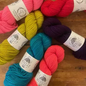 Wensley Worsted has the same yardage and thickness as Corrie Worsted, with 230 meters (250 yards) for 100g, and it is composed of 50% Falkland Corriedale, 25% Falkland Merino and 25% Wensleydale.