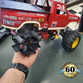 Our friend Aaron brought in his Blackfoot with his custom 3d printed paddle tires!
We love seeing your projects bring them in, and we would love to share them with our community!
#anchoragehouseofhobbies #sharingfunwithourcommunity #wearehobbyists #60thanniversary #established1964