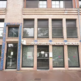 Façade et entrée du laboratoire