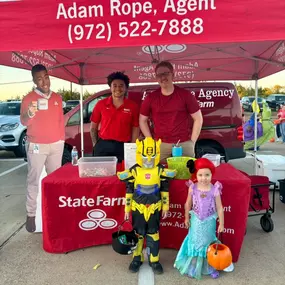 If you’re headed to any #TrunkOrTreats in the next week, be on the lookout for our awesome street team and Jake! Here they are with two great looking trick or treaters at the T.E. Baxter Elementary Trunk or Treat event last night! #GetAdamRope #TEB #JakeFromStateFarm
— at T.E. Baxter Elementary.