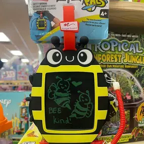 Sketch Pals are clippable doodle board characters that let your kids doodle while they're out and about! Perfect for clipping on backpacks, lunch boxes or carry-on luggage. Dart the Bee is the pal you want to help get things done.