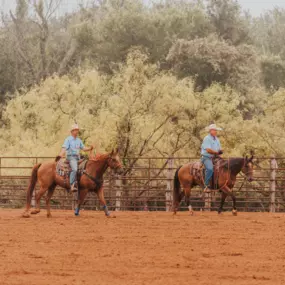 Bild von Seven Peaks Fence and Barn