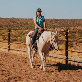 Bild von Seven Peaks Fence and Barn