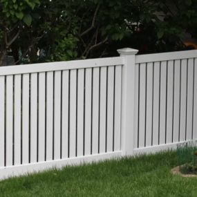 white vinyl fence