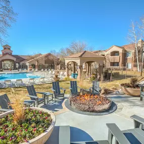 Fire pit & lounge area