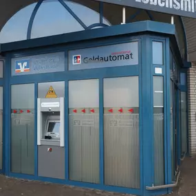 Geldautomat im Außenbereich vor EDEKA
