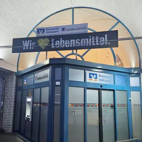 Geldautomat im Außenbereich vor EDEKA