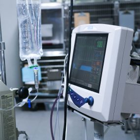 AM/PM is fully equipped with the latest veterinary technology. Here, vitals and anesthesia are being rigorously monitored during a dental procedure.