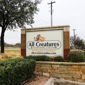 You know you’ve arrived to All Creatures when you see this sign on Hebron Pkwy in Carrollton, TX.