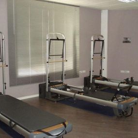 thalassa-pilates-studio-maquinas-ejercicio-02.jpg