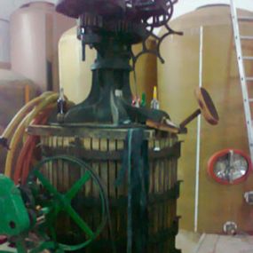 bodegas-perez-palomino-maquina-02.jpg