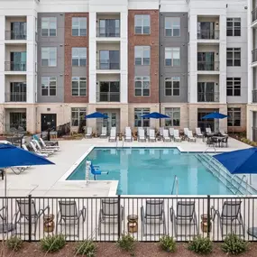 luxury apts with pool & grills