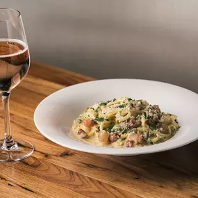 Carbonara and a glass of rosé—a match made in culinary heaven. ???? If carbs are wrong, we don’t want to be right!