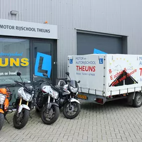 Auto- en Motorrijschool Theuns