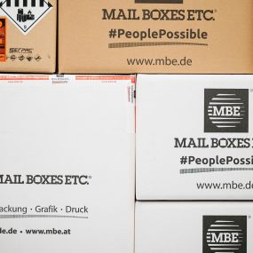 Das Team von Mail Boxes Etc. besteht aus engagierten und erfahrenen Experten, die sich darauf konzentrieren, Ihnen den bestmöglichen Service zu bieten. Wir sind stolz darauf, ein professionelles und freundliches Team zu haben, das Ihnen bei allen Fragen und Anliegen rund um den Versand und andere Dienstleistungen zur Verfügung steht.Unsere Mitarbeiter sind speziell ausgebildet, um Ihnen individuelle Lösungen für Ihre spezifischen Bedürfnisse zu bieten. Wir hören zu und beraten Sie gerne bei der 