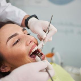 Zahnmedizin Zahnreinigung weiße Zähne