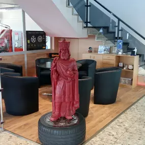 Kaiser Karl Figur aus der Installation des Künstlers Ottmar Hörl auf dem Katschhof zwischen Dom und Rathaus in Aachen, anlässlich des Karlsjahrs 2014