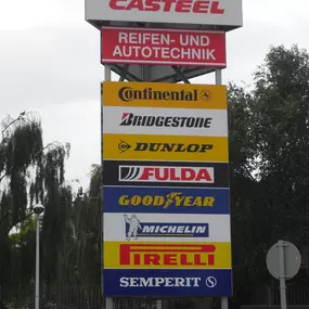 Werbepilone mit Hersteller-Logos
