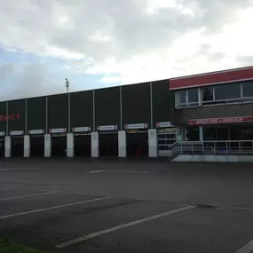 Seitenansicht mit 10 Toren der PKW-Werkstatt und Verkauf
