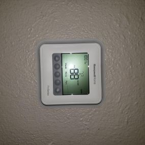 honeywell-thermostat-with-wifi-capabilities-and-energy-savings