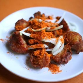 4 pieces. Grilled chicken wings with green peppers and onions dipped in suya powder