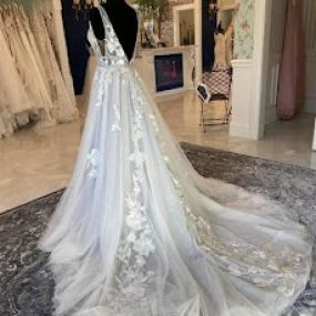 When it comes to finding the perfect dress, Elisabeth culture team will assist you every step of the way. Whether you have questions regarding the custom design process or are looking for guidance through our private collection and designer gowns, consultant will be happy to assist you.