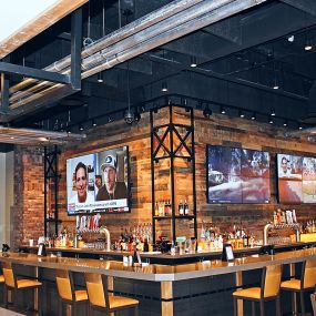 The Brew Brothers features a vast selection of beers, including international best sellers and a variety of locally brewed options. Order your favorite while you catch your favorite team on one of more than 20 TVs throughout the restaurant, including three enormous video walls above the bar.